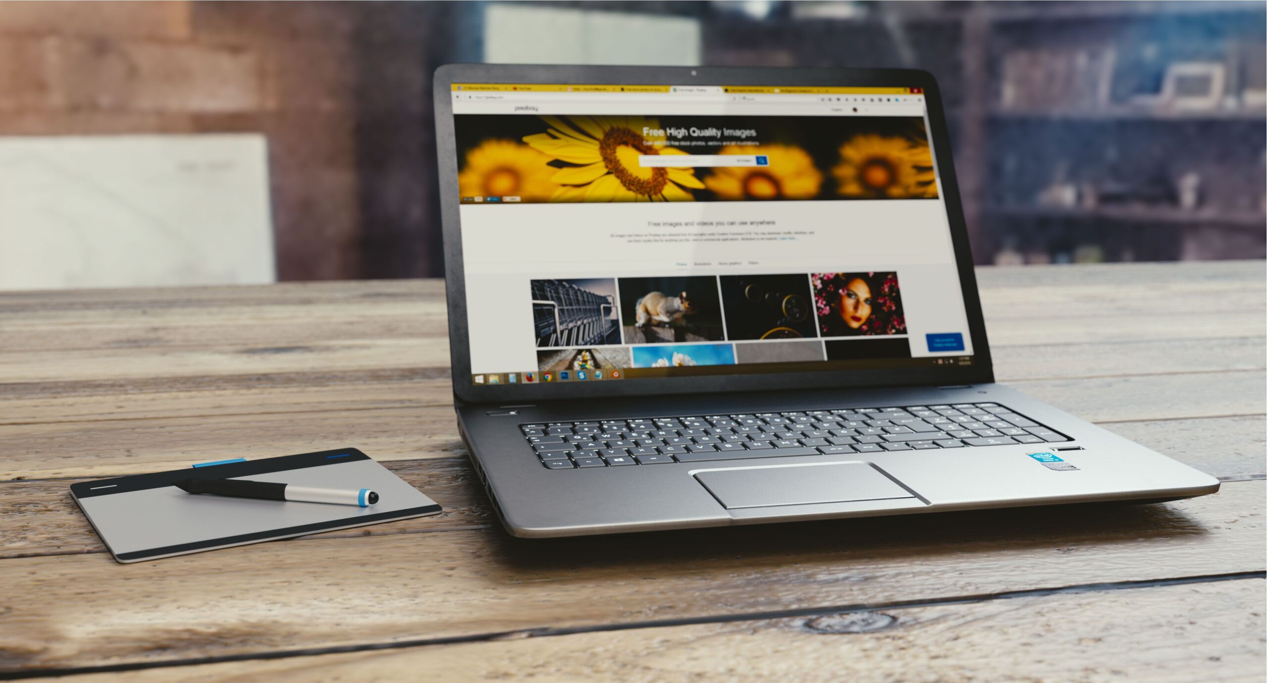 Portátil mostrando una web profesional creada con WordPress por DemoDigital